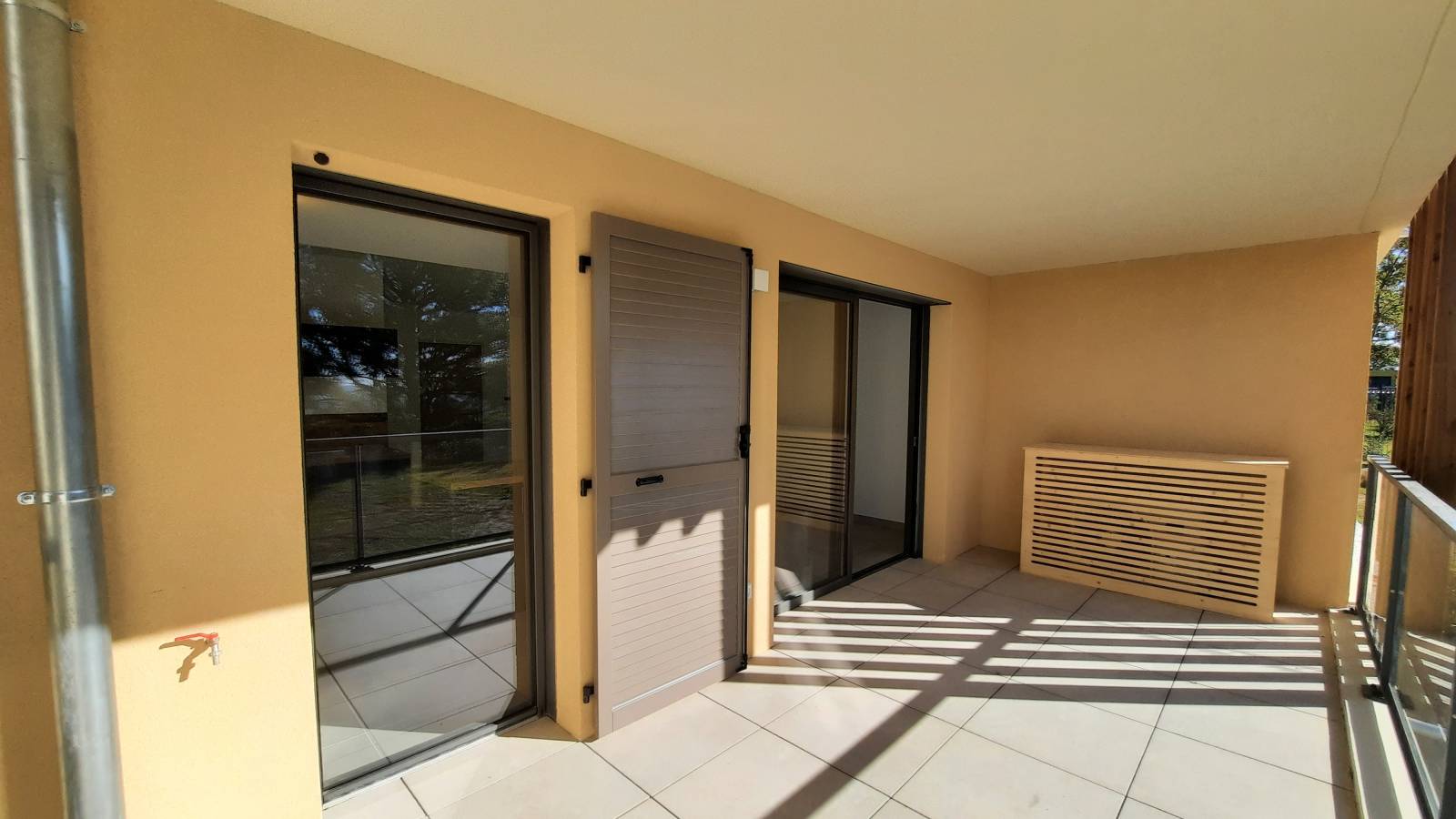 Très bel appartement à louer T2 en rez de chaussée 1 chambre avec terrasse et garage dans résidence récente et sécurisée à Aix en Provence