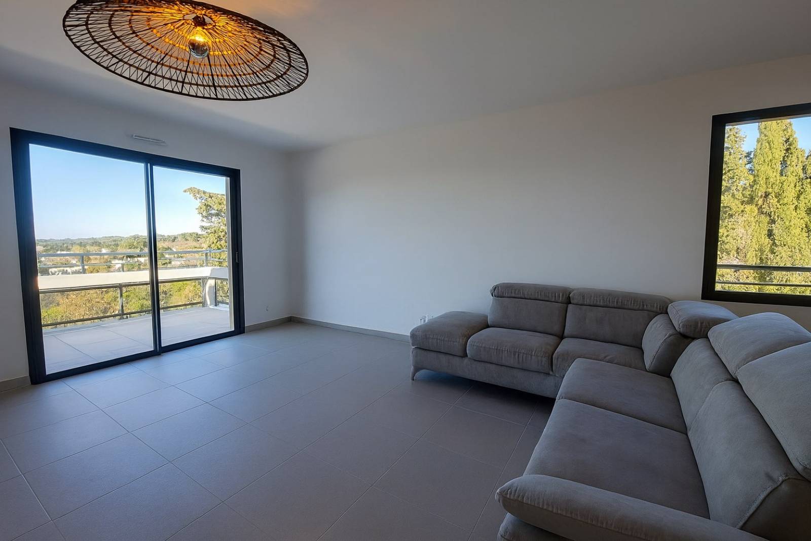 Location de ce superbe appartement meublé T4 avec 3 chambres avec 2 terrasses, 2 garages dans résidence récente à Aix en Provence