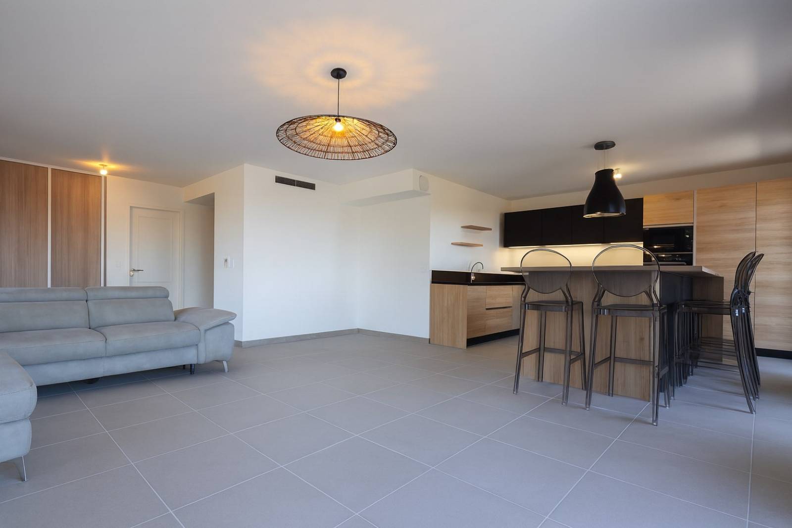 Location de ce superbe appartement meublé T4 avec 3 chambres avec 2 terrasses, 2 garages dans résidence récente à Aix en Provence