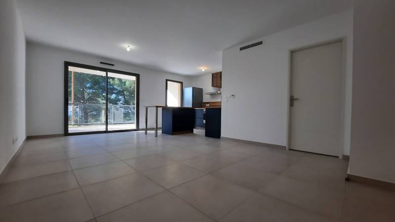 Très bel appartement à louer T2 en rez de chaussée 1 chambre avec terrasse et garage dans résidence récente et sécurisée à Aix en Provence