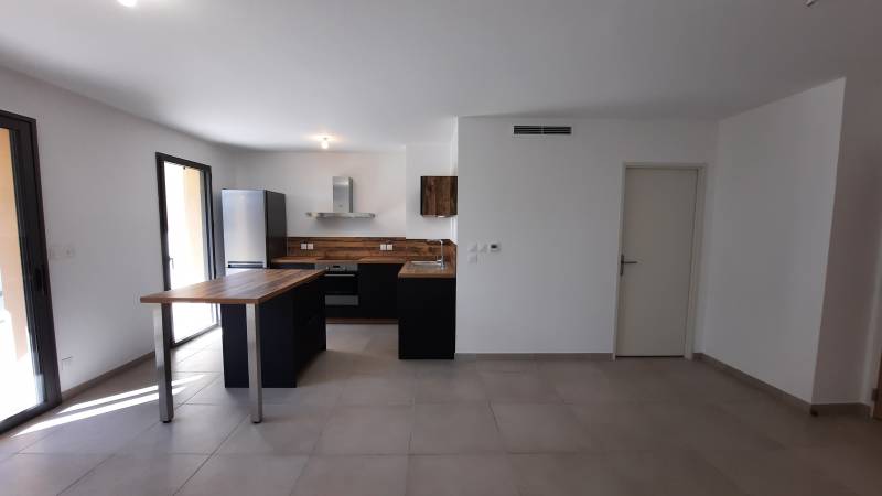 Très bel appartement à louer T2 en rez de chaussée 1 chambre avec terrasse et garage dans résidence récente et sécurisée à Aix en Provence