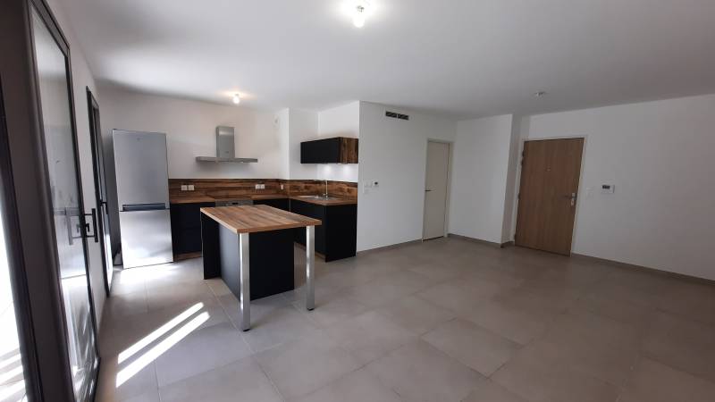 Très bel appartement à louer T2 en rez de chaussée 1 chambre avec terrasse et garage dans résidence récente et sécurisée à Aix en Provence