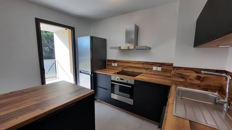Très bel appartement à louer T2 en rez de chaussée 1 chambre avec terrasse et garage dans résidence récente et sécurisée à Aix en Provence