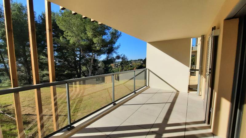 Très bel appartement à louer T2 en rez de chaussée 1 chambre avec terrasse et garage dans résidence récente et sécurisée à Aix en Provence