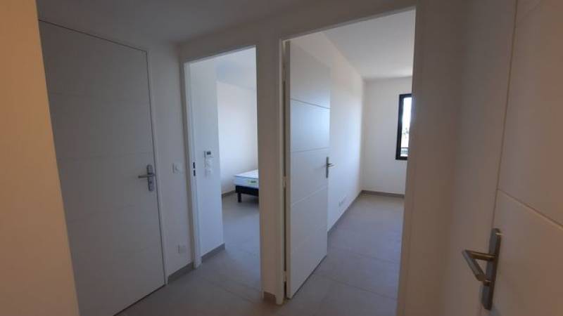 Location de ce superbe appartement meublé T4 avec 3 chambres avec 2 terrasses, 2 garages dans résidence récente à Aix en Provence