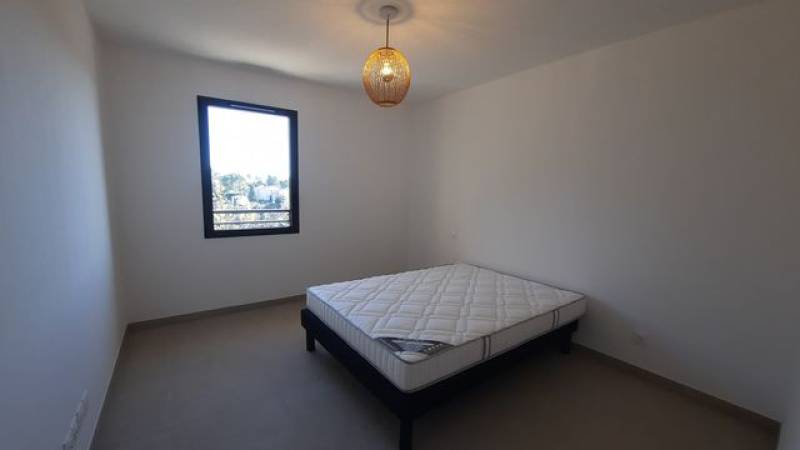 Location de ce superbe appartement meublé T4 avec 3 chambres avec 2 terrasses, 2 garages dans résidence récente à Aix en Provence