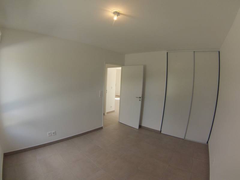 Location appartement T3 composé de 2 chambres, garage double et terrasse à Meyreuil