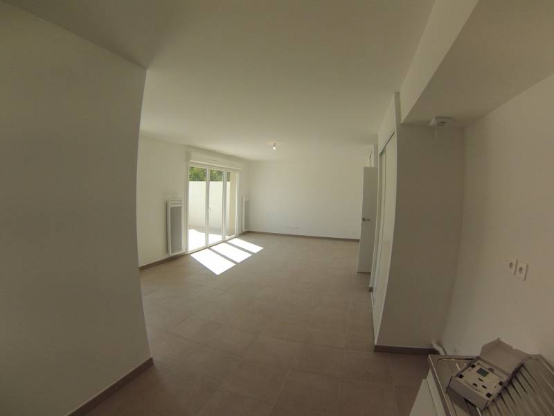 Location appartement T3 composé de 2 chambres, garage double et terrasse à Meyreuil