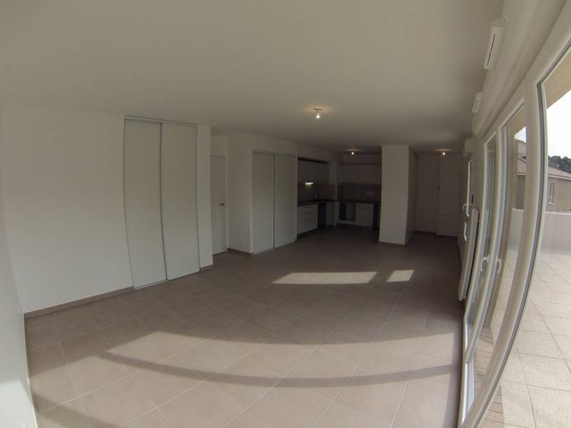 Location appartement T3 composé de 2 chambres, garage double et terrasse à Meyreuil