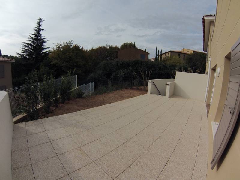 Location appartement T3 composé de 2 chambres, garage double et terrasse à Meyreuil