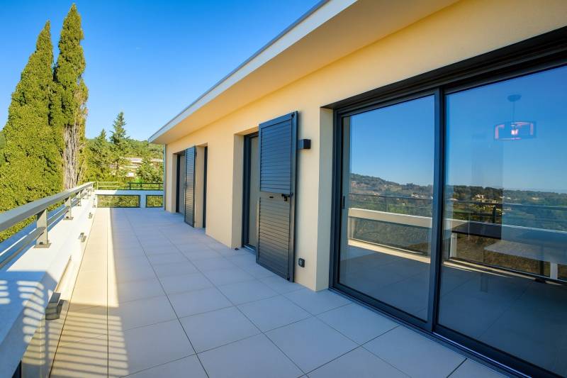 Location de ce superbe appartement meublé T4 avec 3 chambres avec 2 terrasses, 2 garages dans résidence récente à Aix en Provence