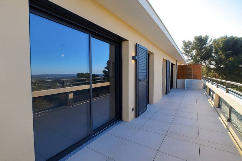 Location de ce superbe appartement meublé T4 avec 3 chambres avec 2 terrasses, 2 garages dans résidence récente à Aix en Provence