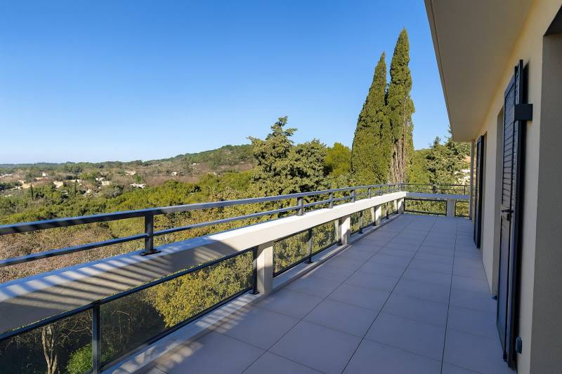 Location de ce superbe appartement meublé T4 avec 3 chambres avec 2 terrasses, 2 garages dans résidence récente à Aix en Provence