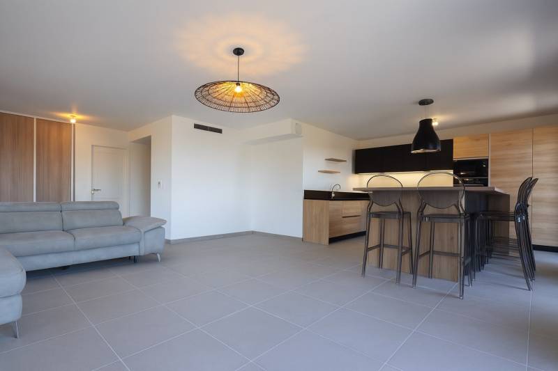 Location de ce superbe appartement meublé T4 avec 3 chambres avec 2 terrasses, 2 garages dans résidence récente à Aix en Provence